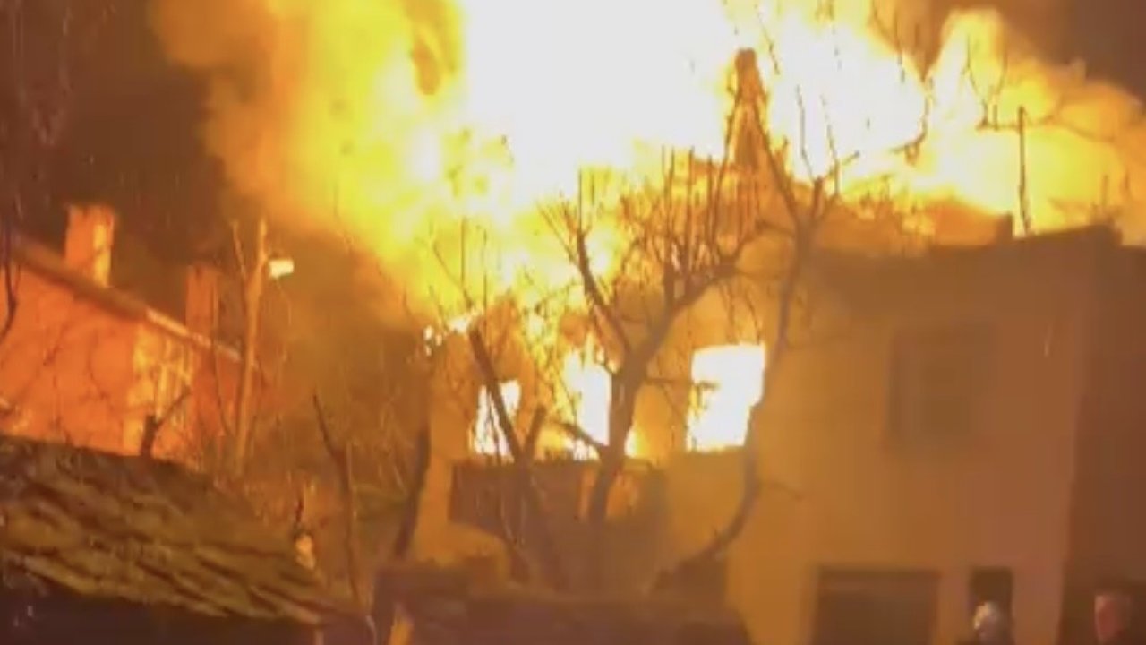 Alevlere teslim olan iki katlı ev kullanılmaz hale geldi