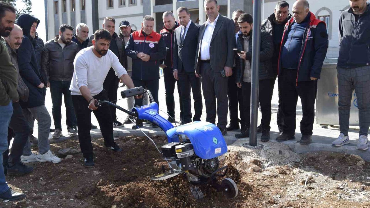 Dicle’de modern bağcılığa yönelik çiftçilere tarım aletleri dağıtıldı