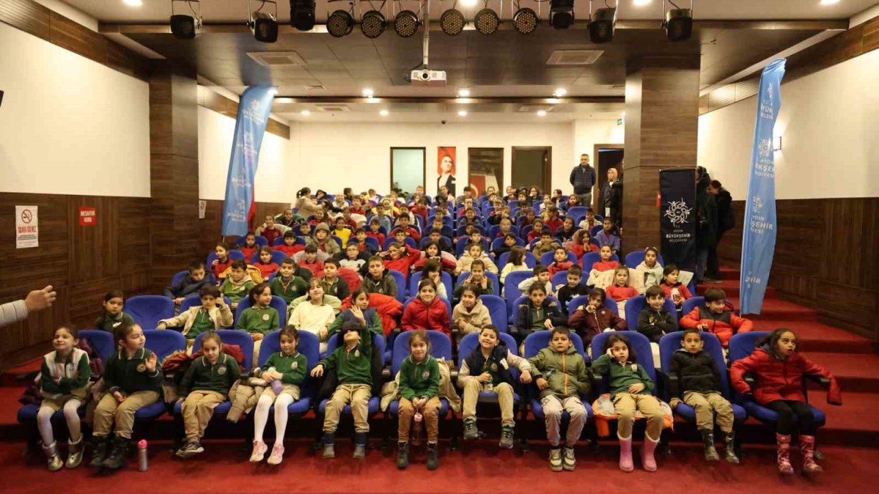 Başkan Çerçioğlu Koçarlı’da minikleri tiyatro ile buluşturdu