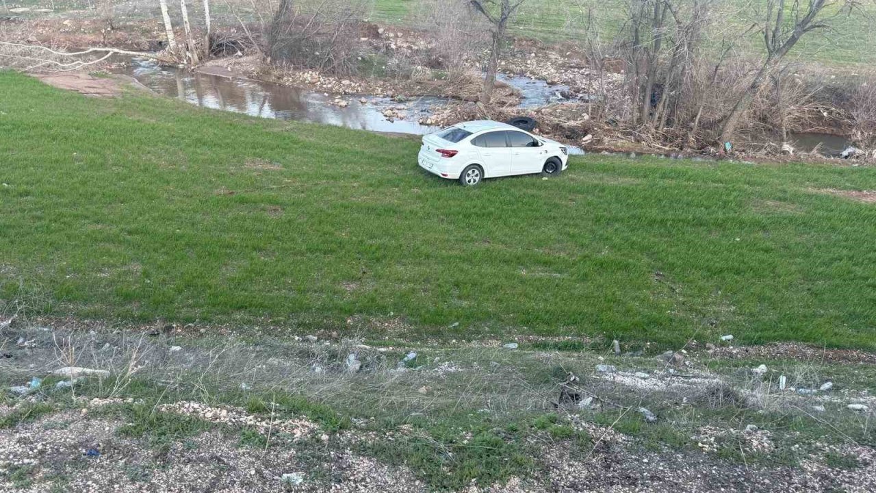 Otomobil tarlaya yuvarlandı: 2 yaralı