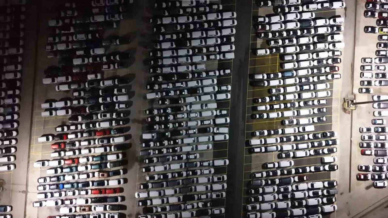 Haydarpaşa Limanı’nda gece mesaisi: 2026 model araçlar limana indirildi