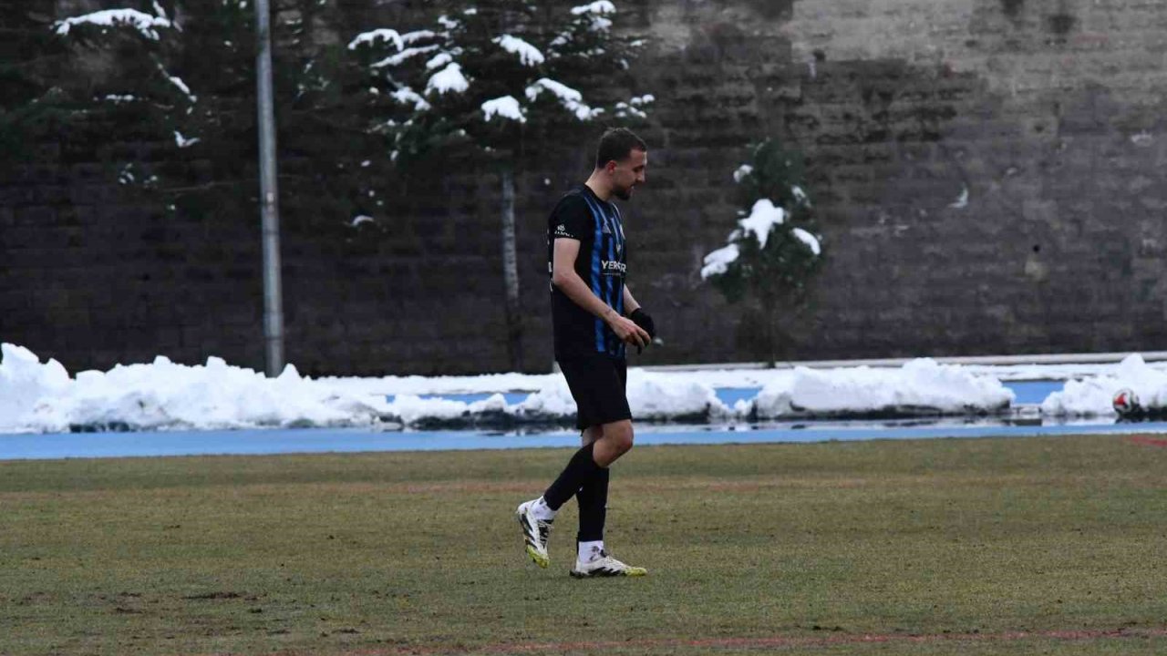 Utku Burak Kunduzcu kırmızı kart gördü