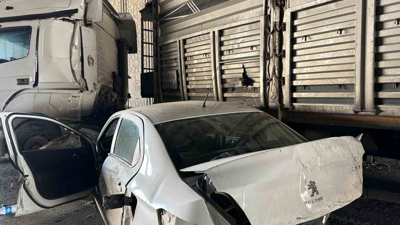 Uşak’ta otomobil ile tır çarpıştı: 1 yaralı