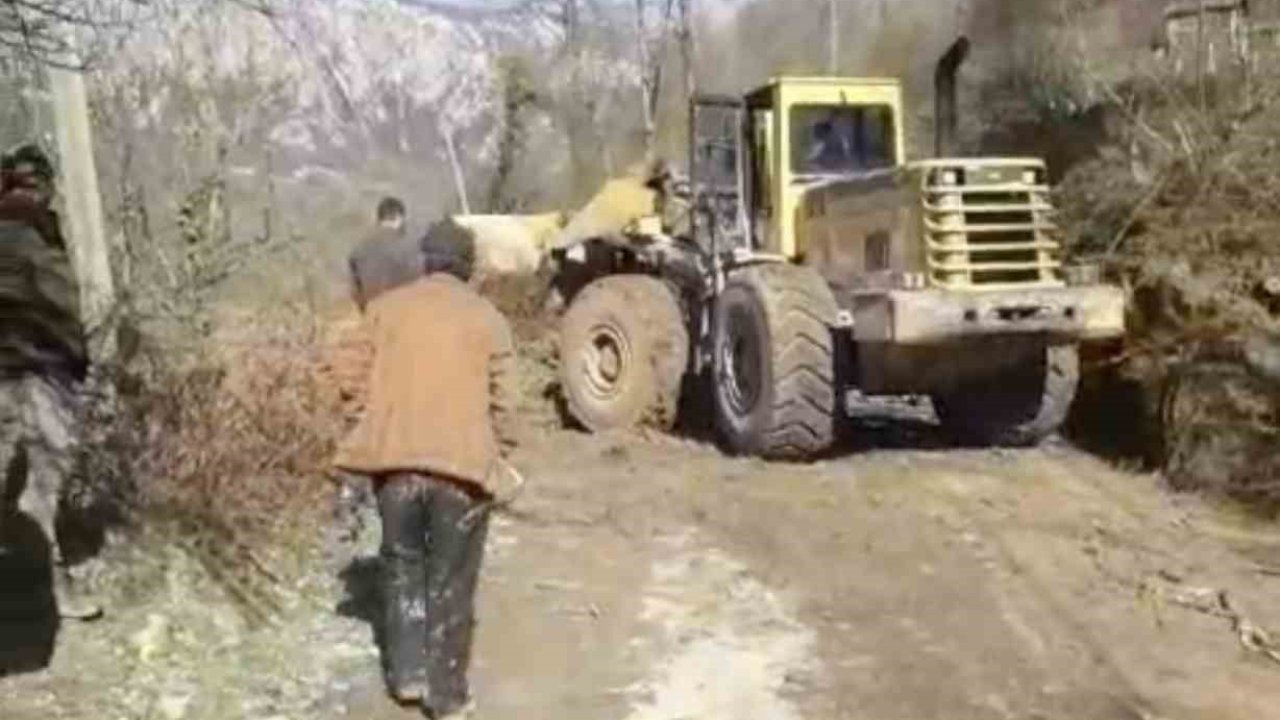Kastamonu’da heyelanın kapattığı köy yolu ulaşıma açıldı