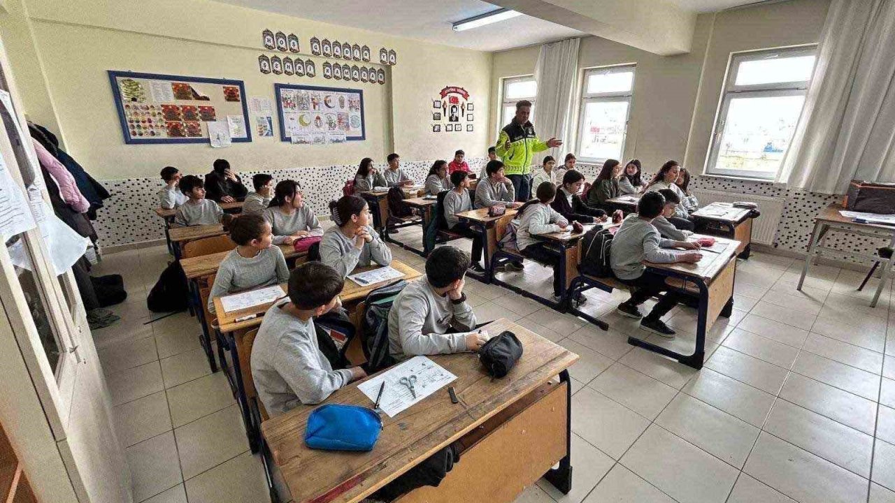 Öğrenci ve öğretmenlere trafik eğitimi verildi