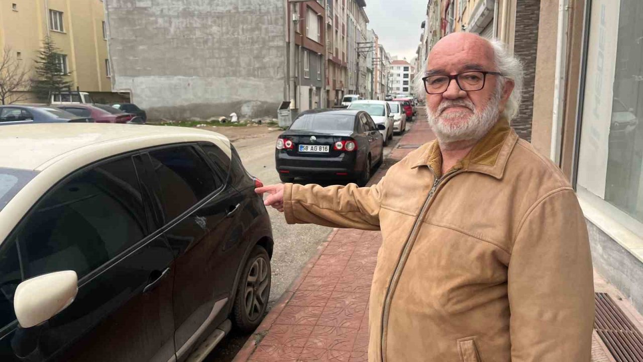 Engelli eşi için evlerinin önündeki sokakta engelli park yeri istiyor