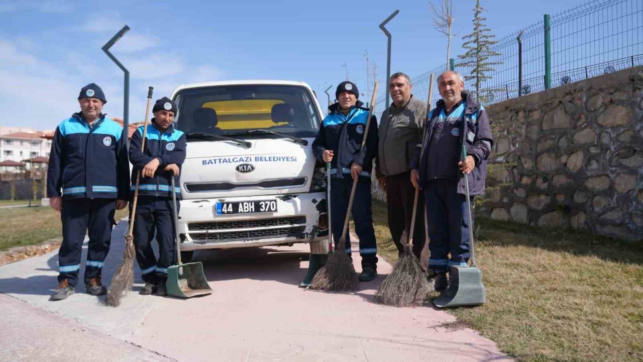 Battalgazi’de Derme Deresi çevresinde temizlik ve yıkama çalışması