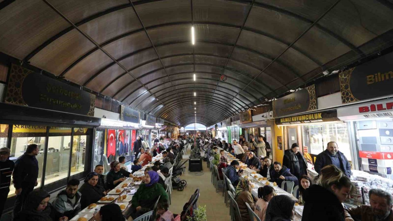 Uzun Çarşı’da iftar sofrası kuruldu