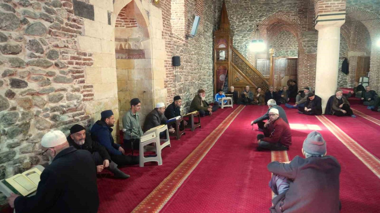 Muş’taki asırlık camide mukabele geleneği yaşatılıyor