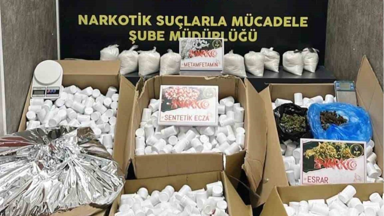 İzmir’de 366 bin 400 uyuşturucu hap ele geçirildi