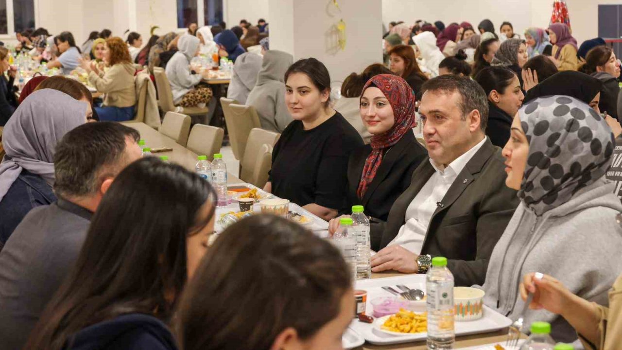 Vali Sözer, öğrencilerle bir araya gelerek hedeflerini dinledi