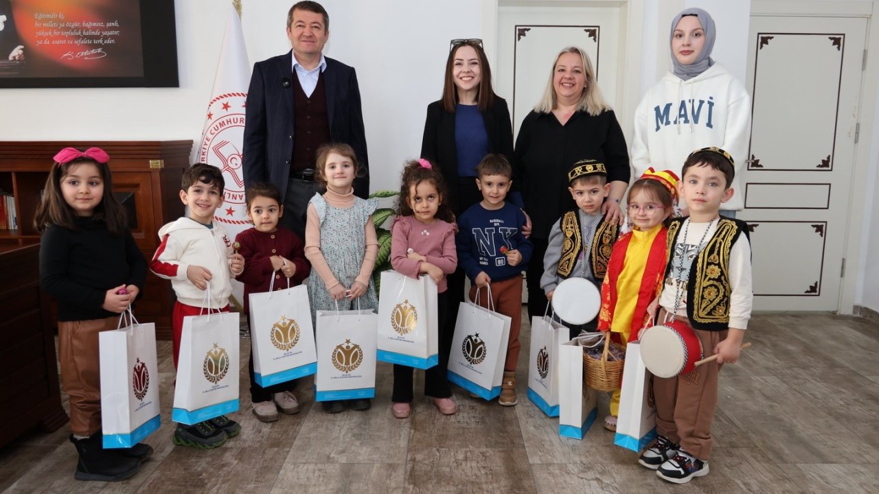 Bilecik’te minik öğrenciler davul ve manilerle Ramazan ayı coşkusunu yaşattı