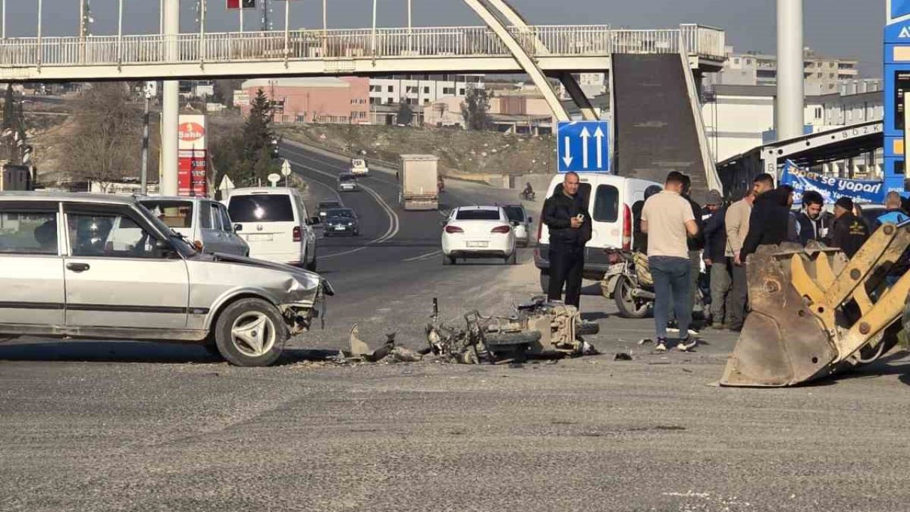 Otomobil ile çarpışan motosiklet sürücüsü ağır yaralandı