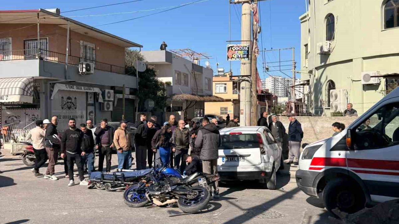 Tarsus’ta otomobil ile motosiklet çarpıştı: 2 yaralı