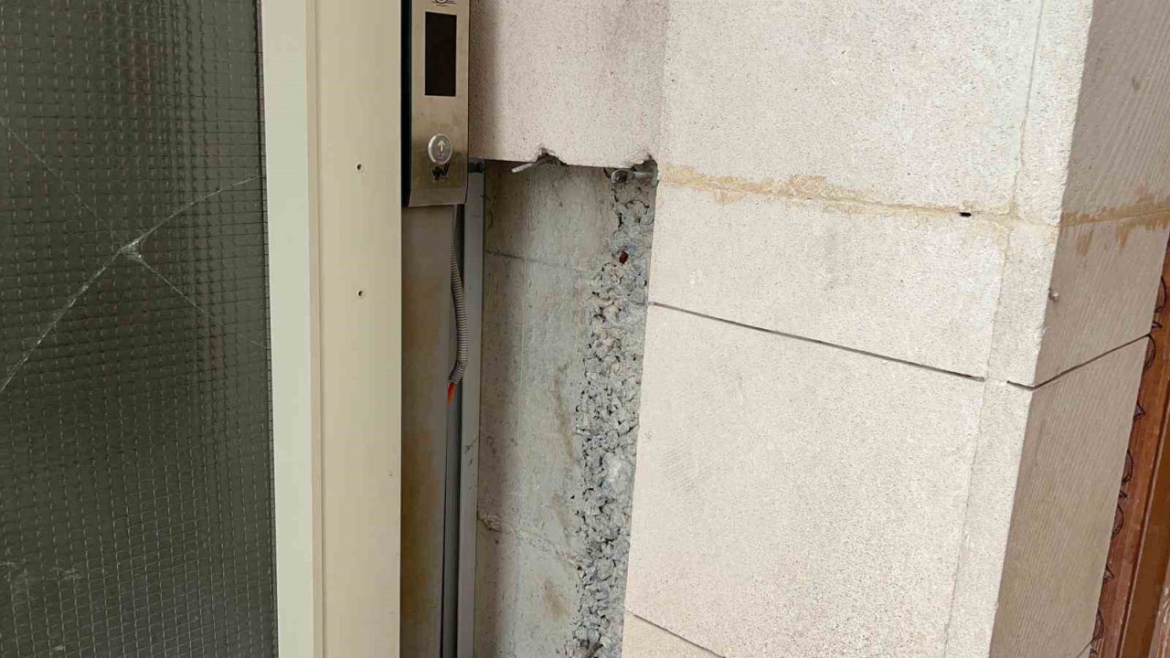 Adilcevaz’da camiye çirkin saldırı: Halılar üzerinde sigara izmaritleri söndürüldü