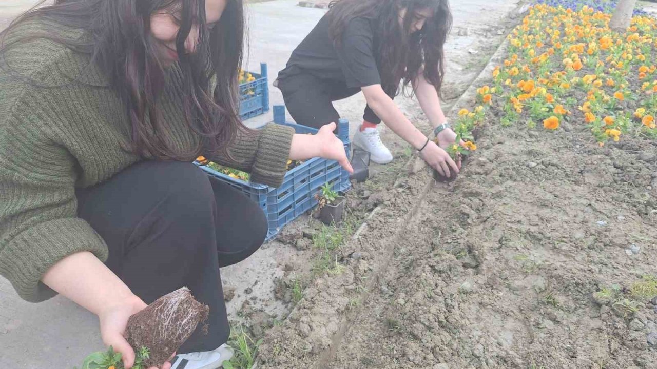 Yurt bahçesi gönüllü öğrencilerle bahara hazırlandı