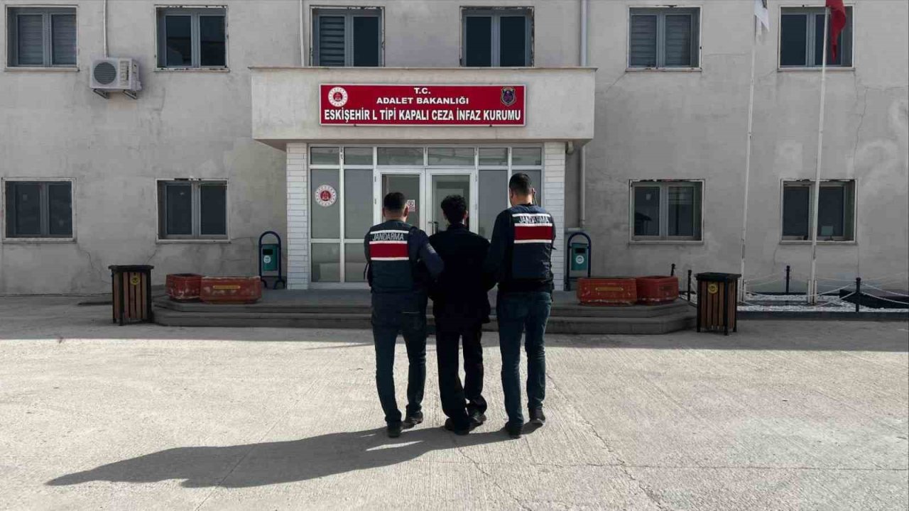 Eskişehir’de 10 yıl ve üzeri aranması bulunan 2 şahıs yakalandı