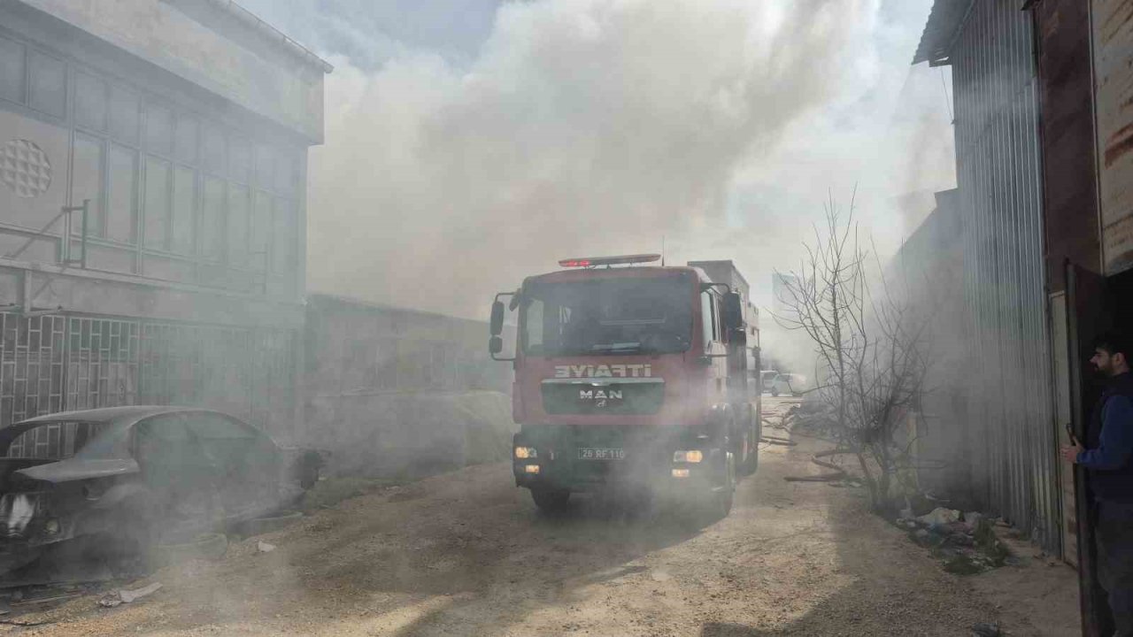 Eskişehir’de mobilya deposunda yangın
