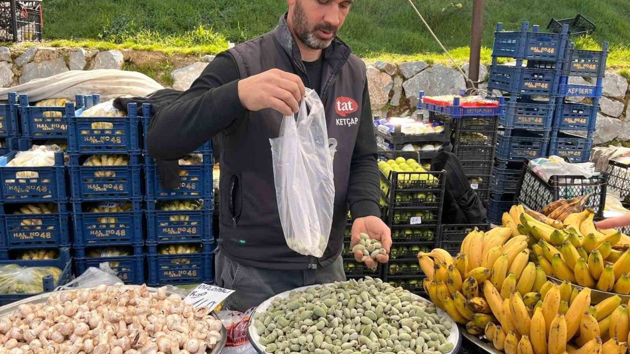 Datça Bademi, Yatağan’daki pazar tezgahlarında yerini aldı