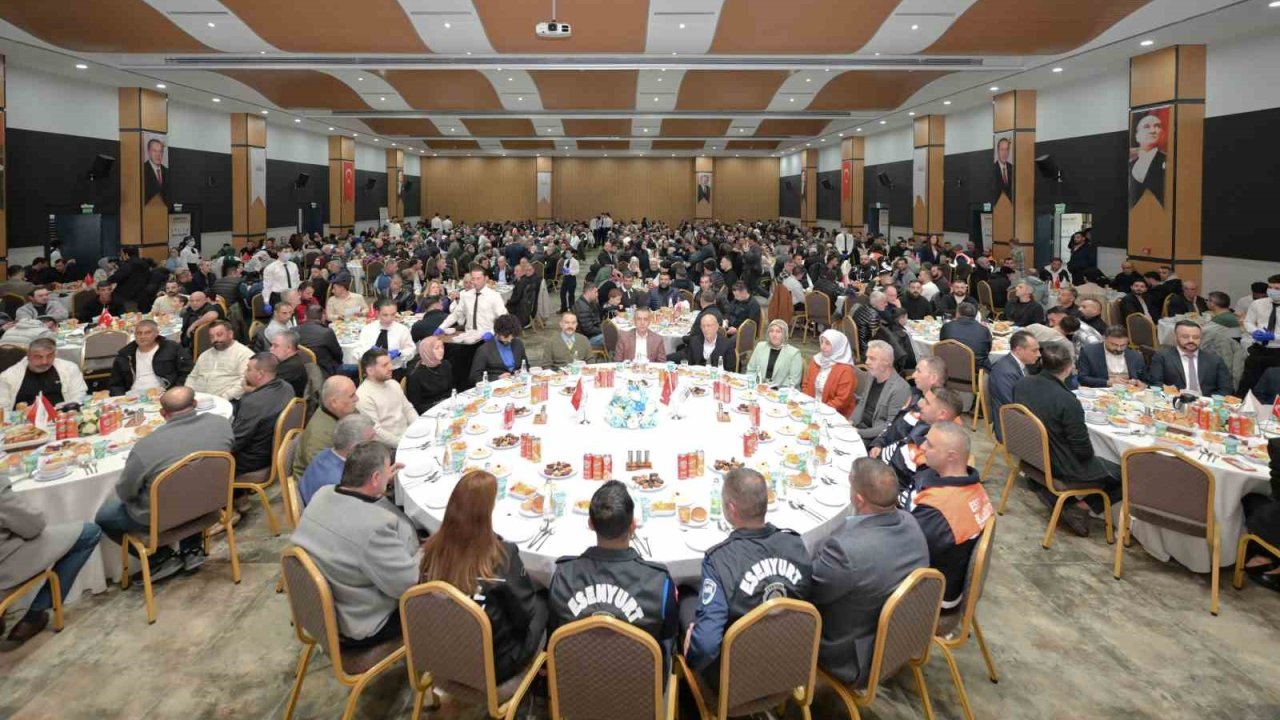 Esenyurt Belediye Başkan Vekili Can Aksoy, belediye personeli ile iftar programında bir araya geldi