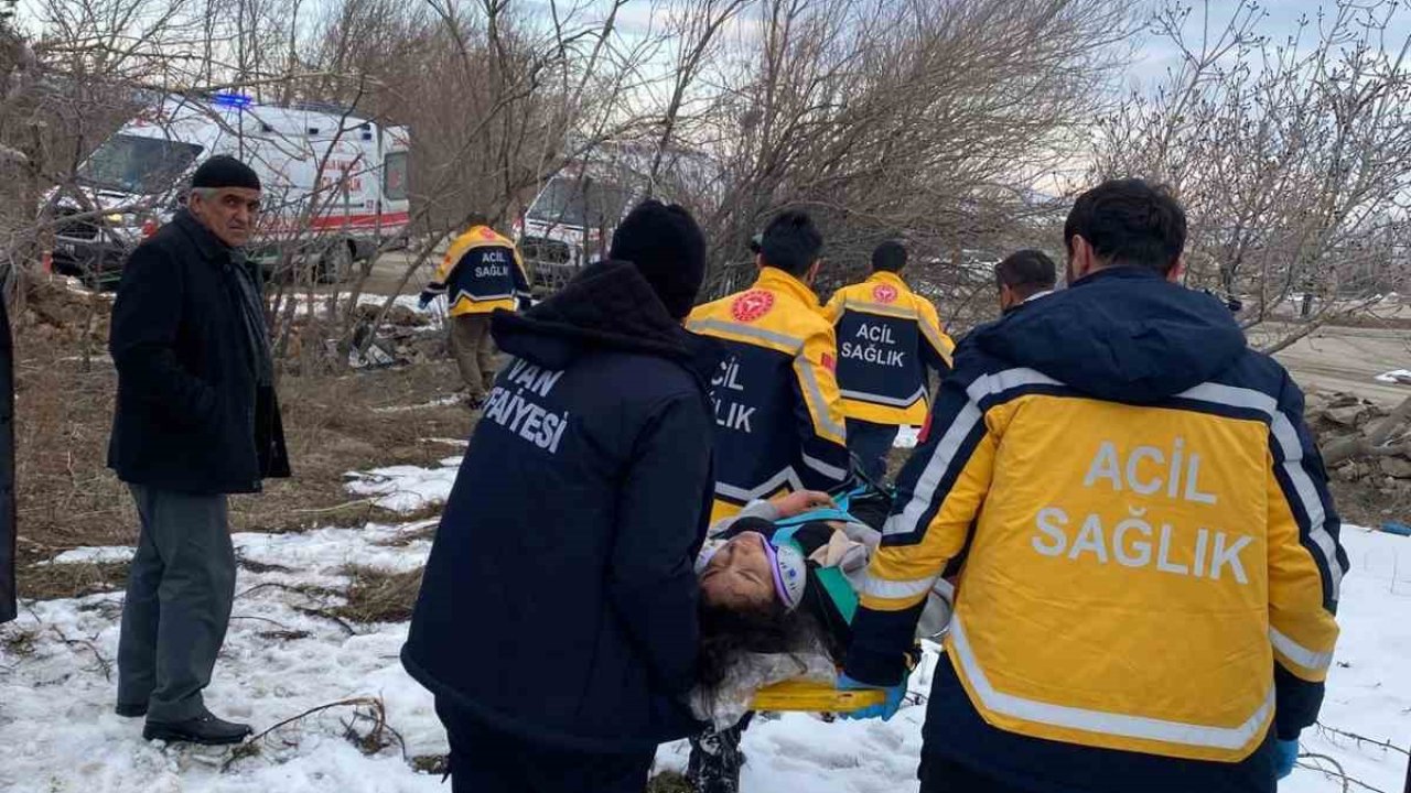 Van’da kamyonet devrildi: 2 yaralı