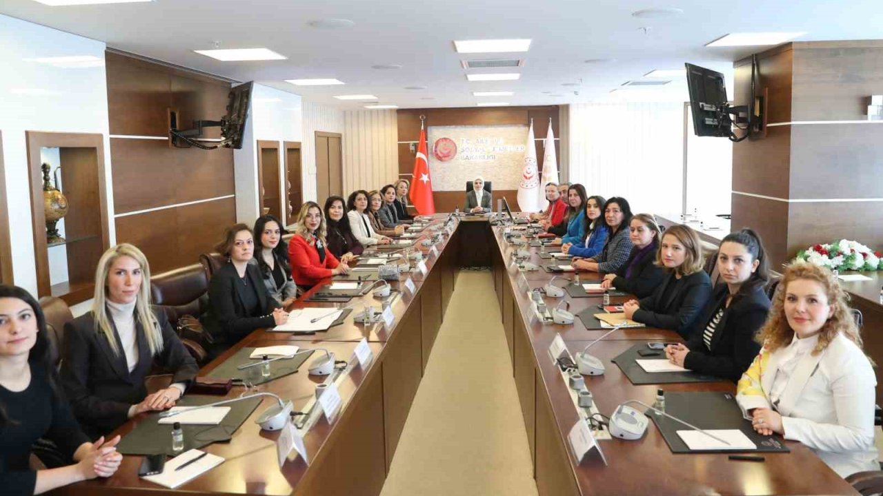 Bakan Göktaş baroların kadın ve çocuk hakları komisyonu temsilcileriyle bir araya geldi