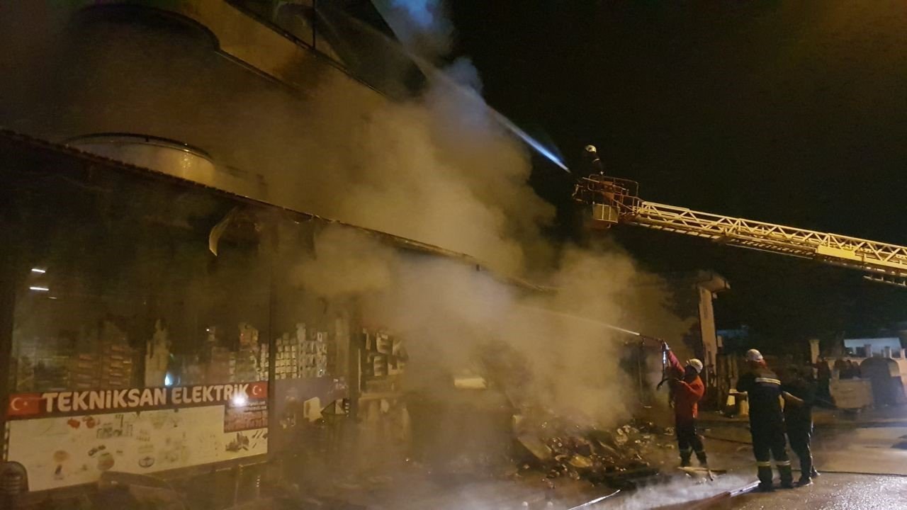 Elektrik malzemesi satan iş yerindeki yangın mahalleliyi sokağa döktü