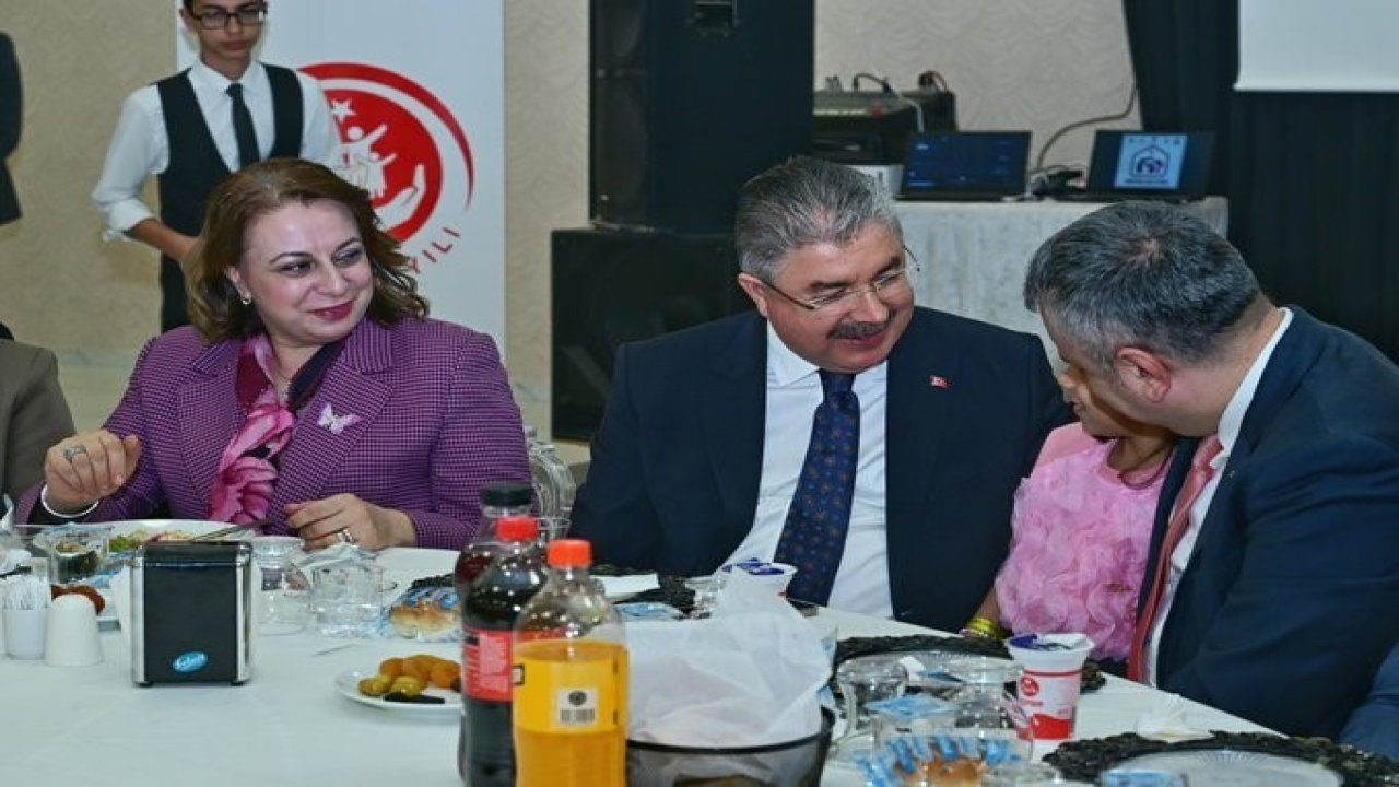 Vali Yılmaz ve eşi, koruyucu ailelerle iftar sofrasında buluştu