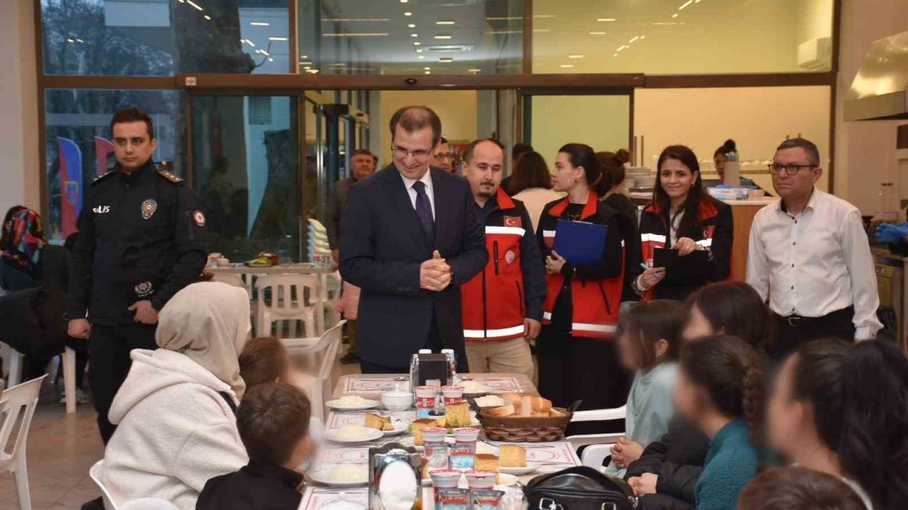 Salihli’de öksüz ve yetimler için gönülleri ısıtan iftar