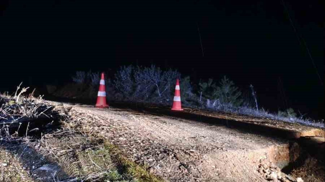 Bilecik’te yağış nedeniyle köy yolu çöktü