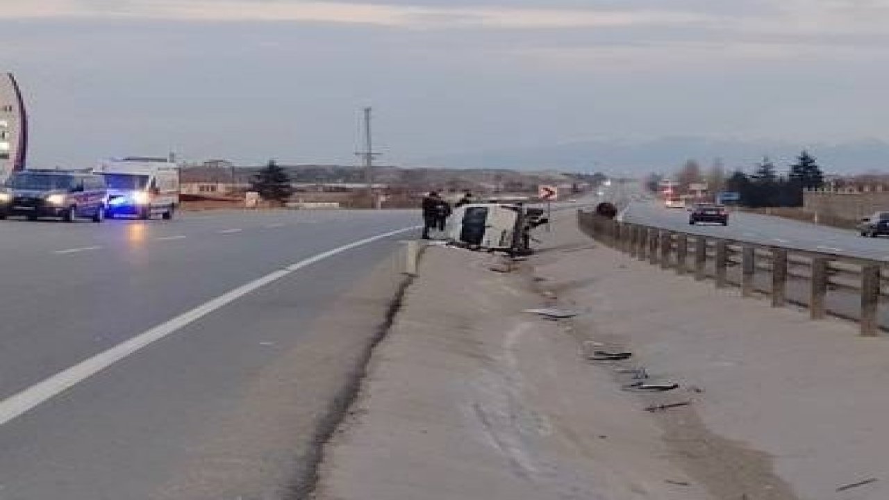 Orta refüje devrilen hafif ticari araçta 5 kişi yaralandı