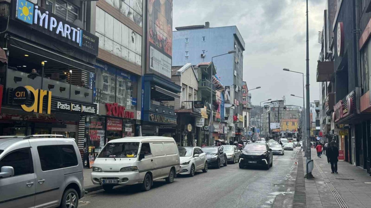 Gazipaşa Caddesi’nde hatalı parklara sürücüler isyan etti
