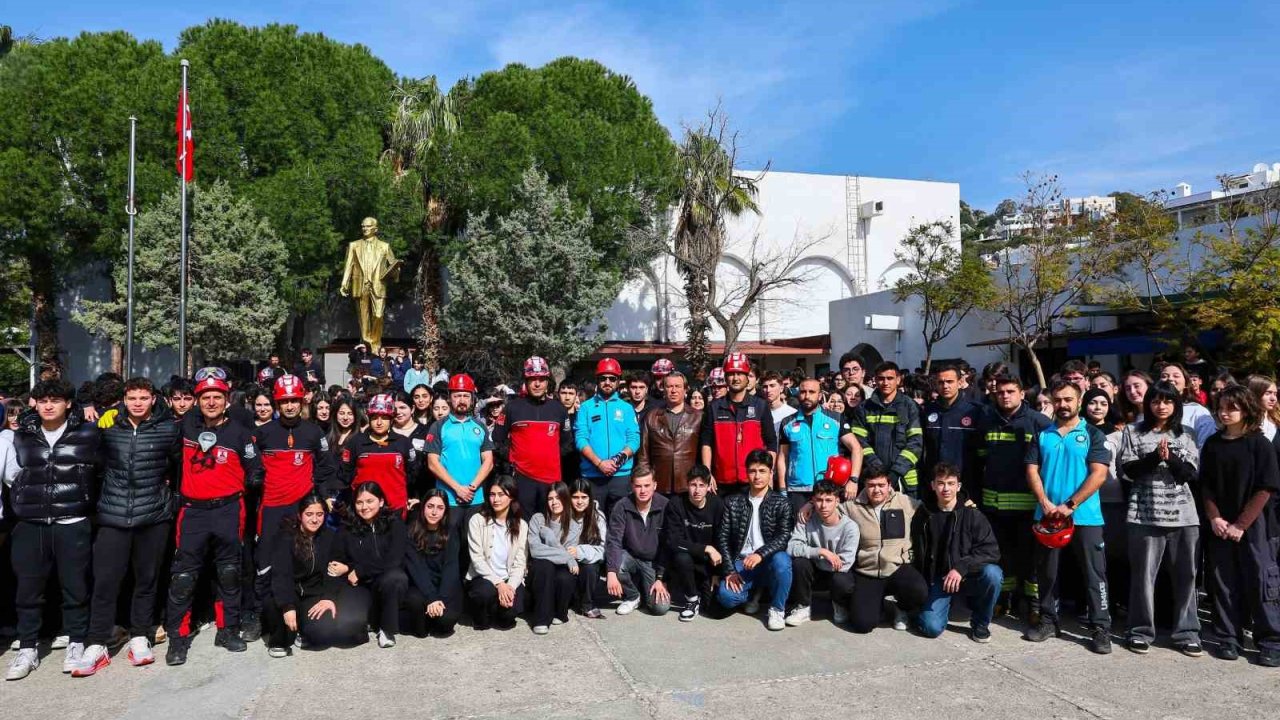 Bodrum’da öğrenciler deprem tatbikatında "çök-kapan-tutun" yaptı