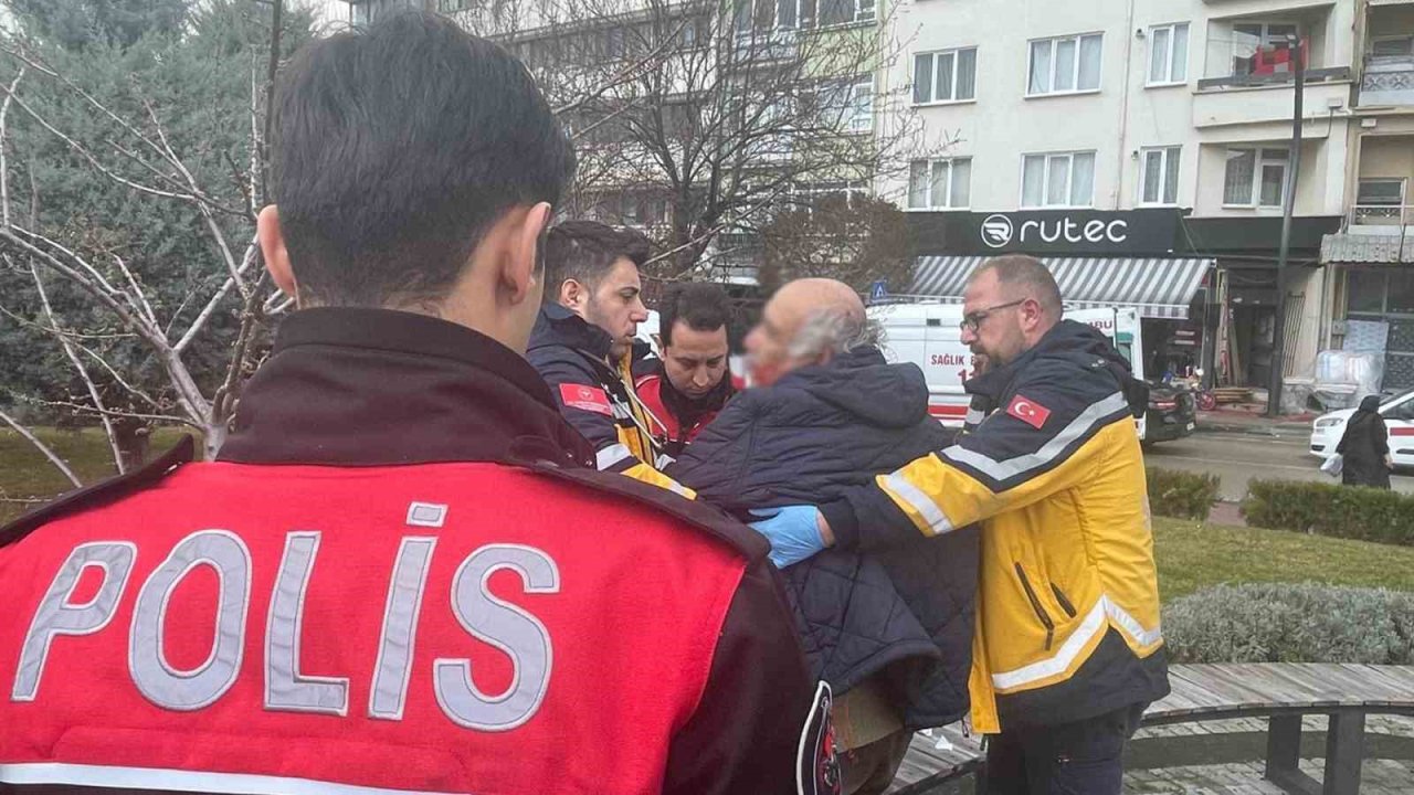 Bolu’da bankta oturan erkeğe sözlü tacizde bulunduğu iddia edilen yaşlı adam darp edildi