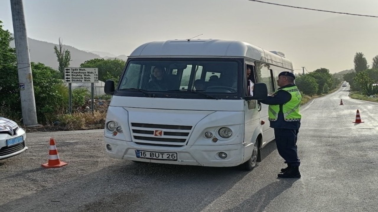 Uşak’ta polis ve jandarmadan okul çevreleri ve servislere sıkı denetim
