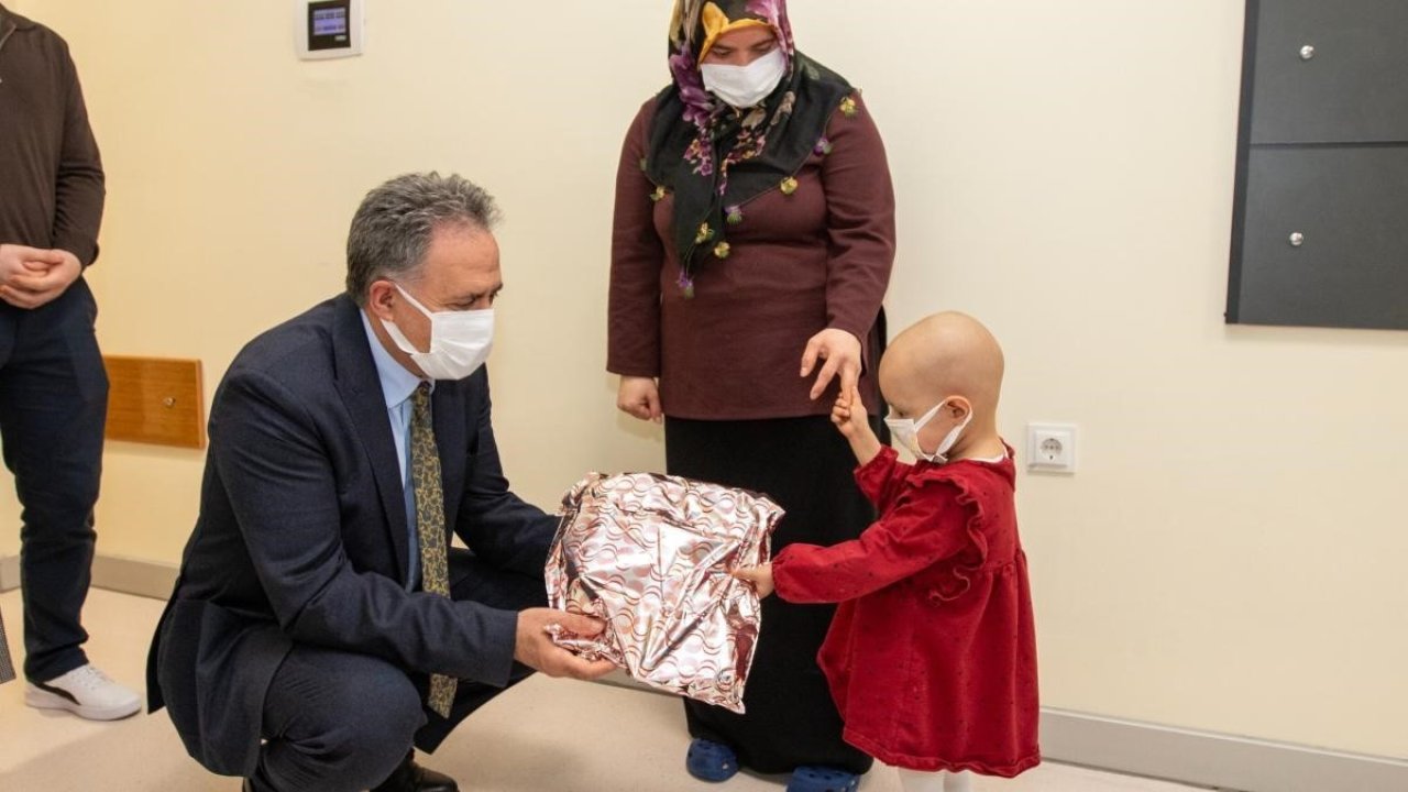 Rektör Akpolat, Onkoloji Hastanesi’ndeki minik hastaları hediyelerle sevindirdi