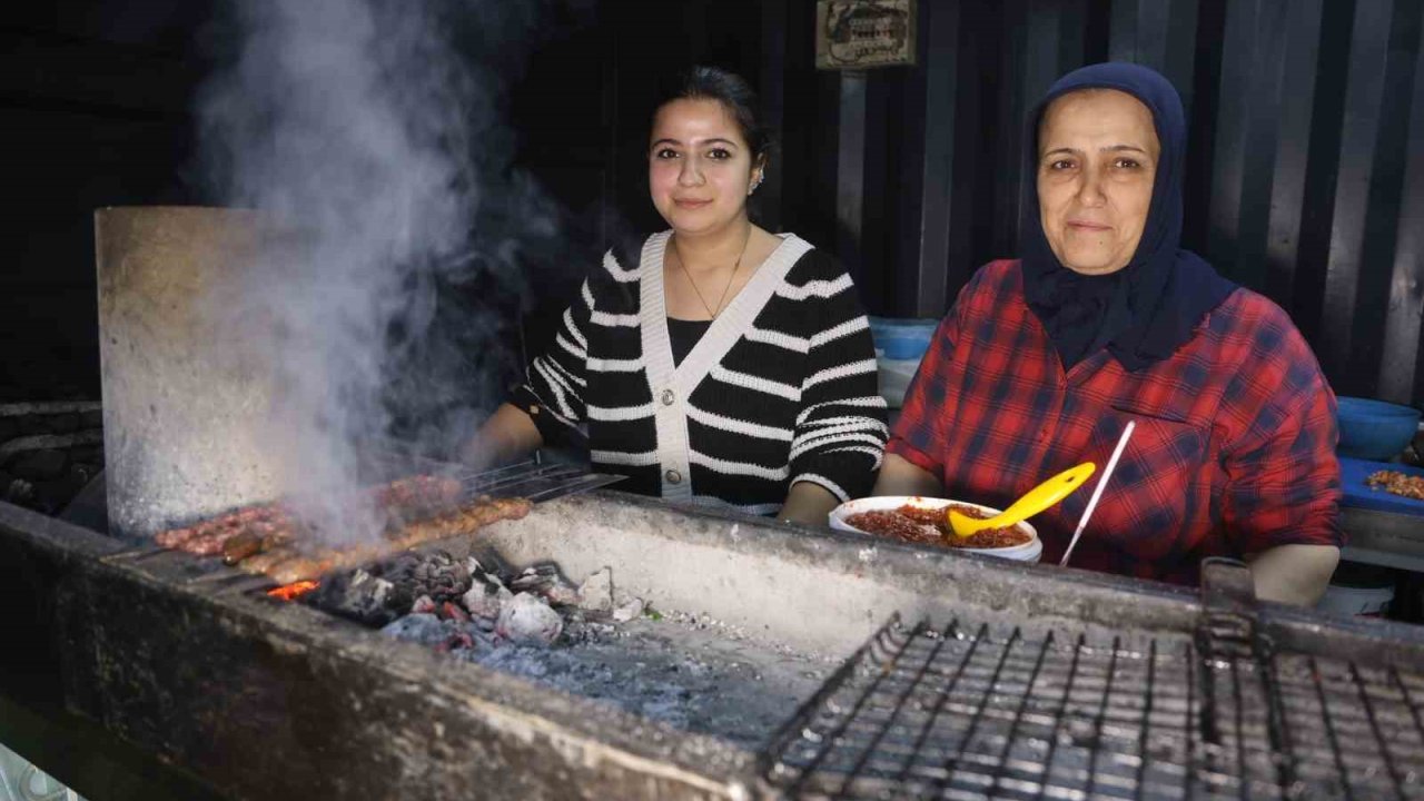 Garson olarak girdiği iş yerinde kebapçılığı öğrenen Zeynep, depremin ardından açtıkları iş yerinde ızgara başında mesai yapıyor