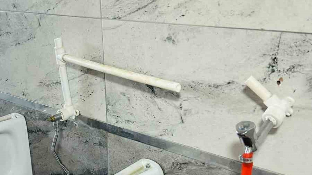 Tomarza’da tuvaletlere zarar verdiler