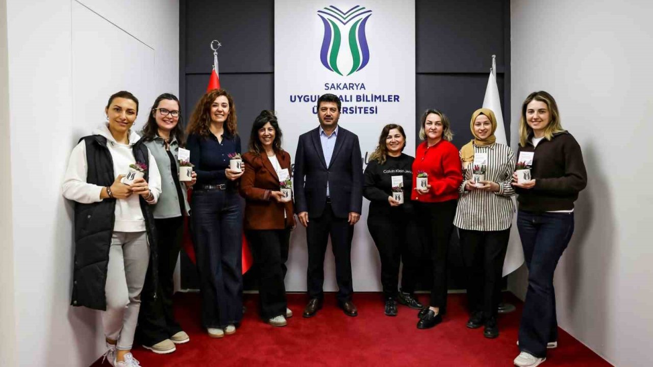 Rektör Sarıbıyık’tan kadın personele anlamlı kutlama