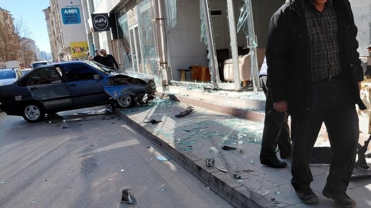 Elazığ’da otomobil, mobilya mağazasına girdi