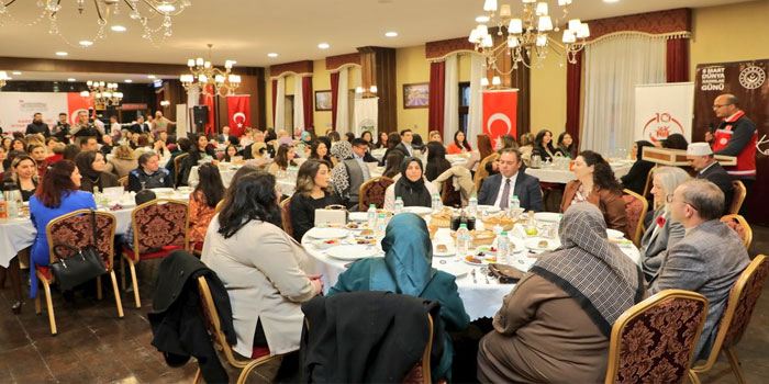 Kars Valisi Ziya Polat ve eşi kadınlarla iftarda buluştu