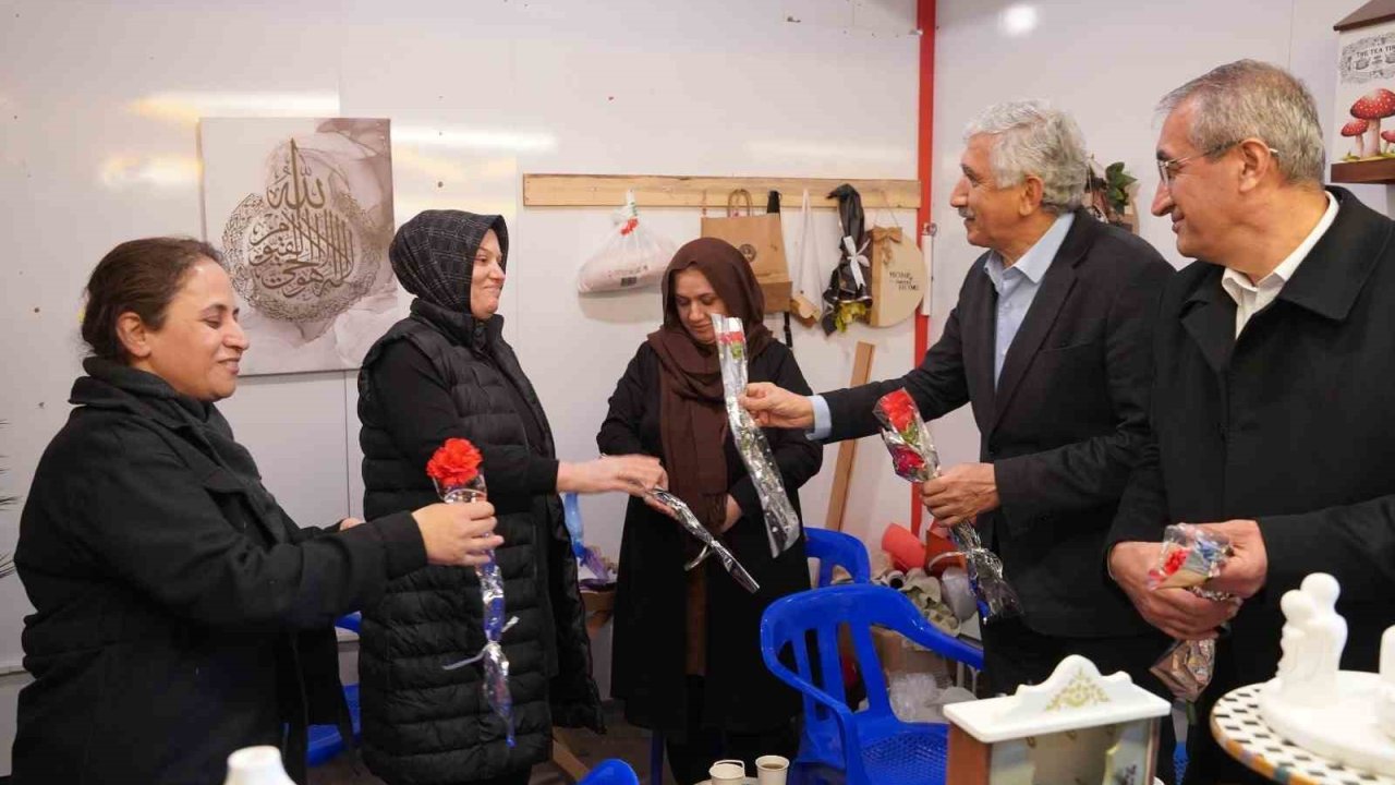 Başkan Hallaç’tan Ramazan Çarşısı’nda kadınlara anlamlı sürpriz