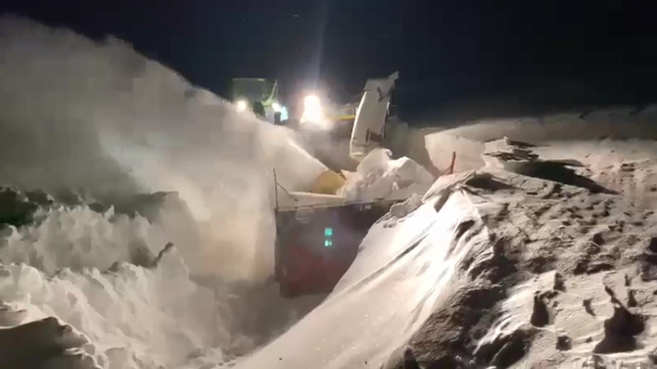 Kar kaplanları Arpaçay’da gece gündüz çalışıyor