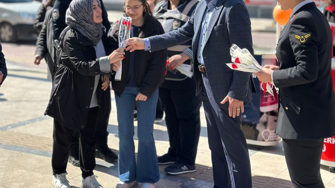 Salihli’de kadına yönelik şiddete karşı bilgilendirme stantları kuruldu