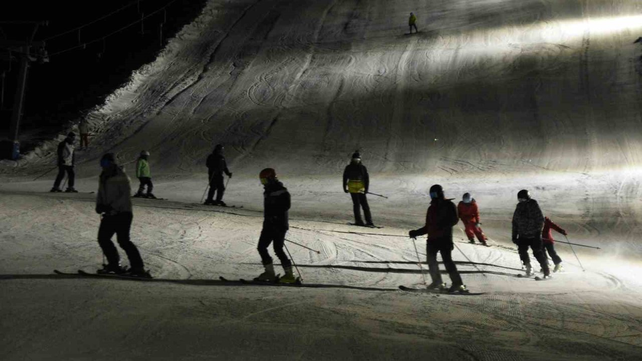 Bitlis’te iftar sonrası kayak keyfi