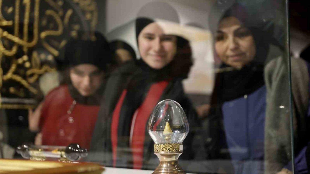 Gaziantep Büyükşehir ev sahipliğinde Mukaddes Emanetler Sergisi’ne yoğun ilgi