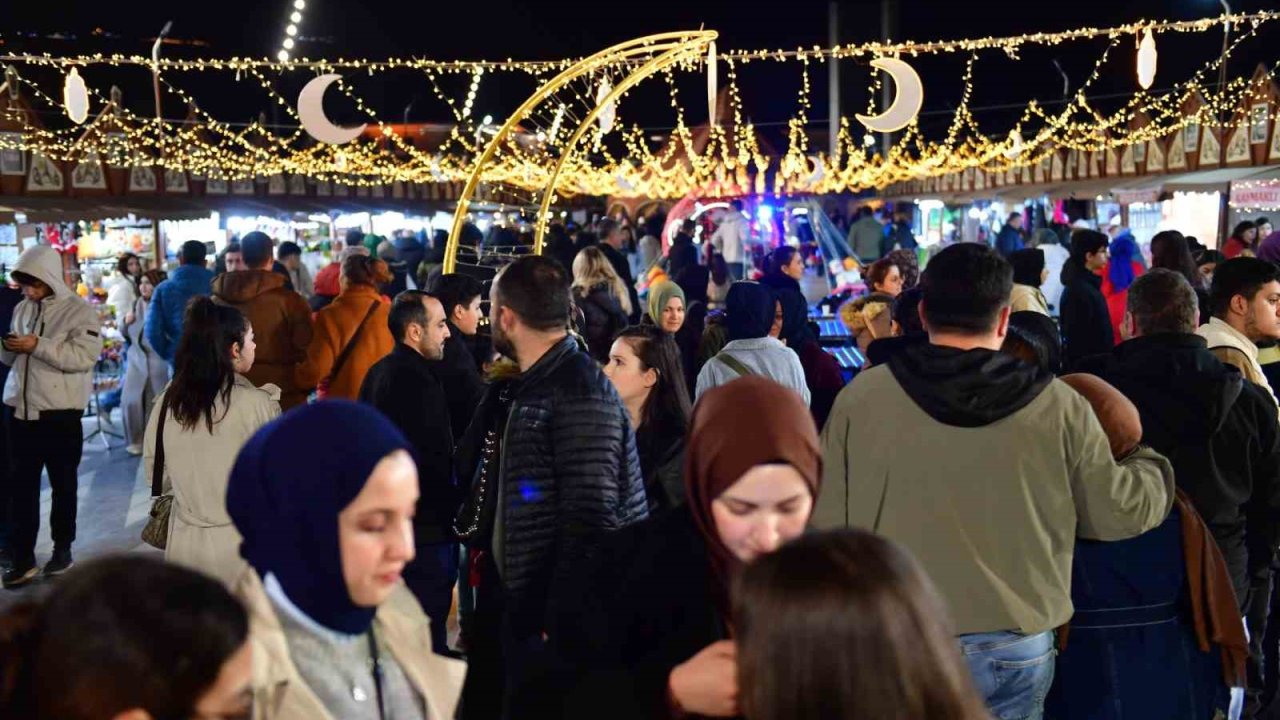 Osmangazi meydanı’nda ramazan coşkusu sürüyor
