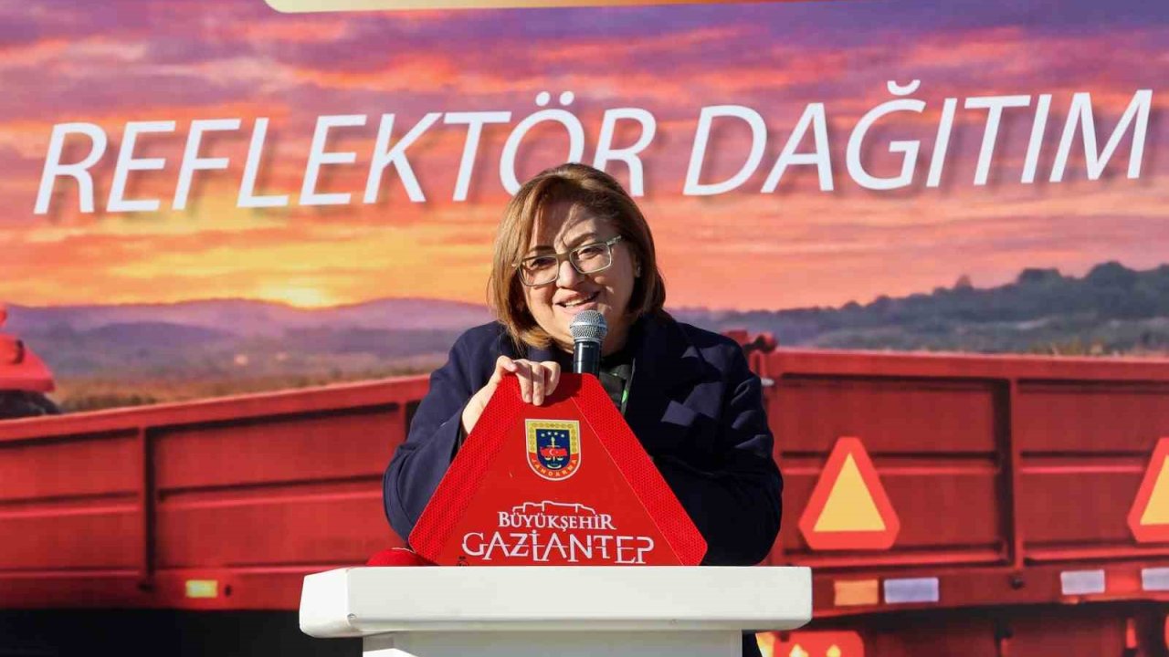 Gaziantep Büyükşehir’in "Reflektör Tak, Görünür Ol" projesinde ilk dağıtım gerçekleştirildi
