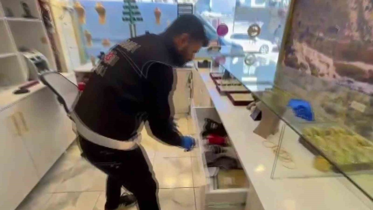 Kuyumcu süsü verip tefecilik yaptılar: Operasyonda silah, pos cihazları ve milyonluk çek-senet ele geçirildi