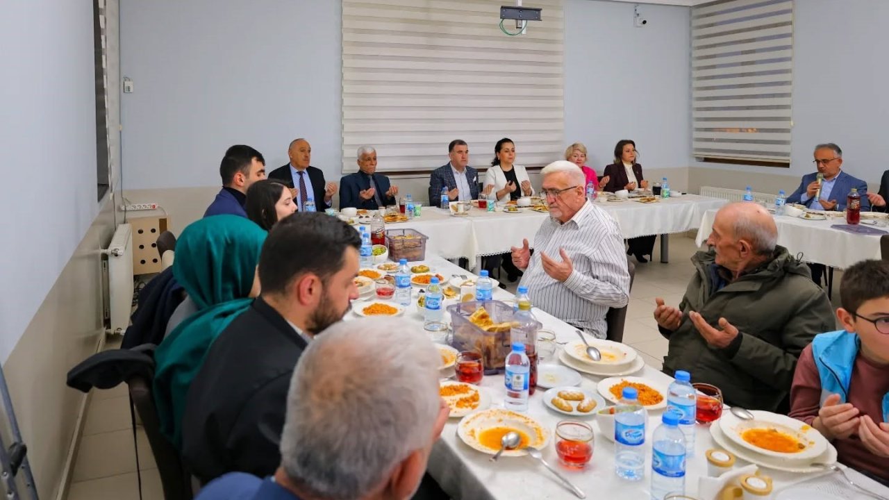 Bayburt’ta huzurevi sakinleriyle gönül sofrası kuruldu